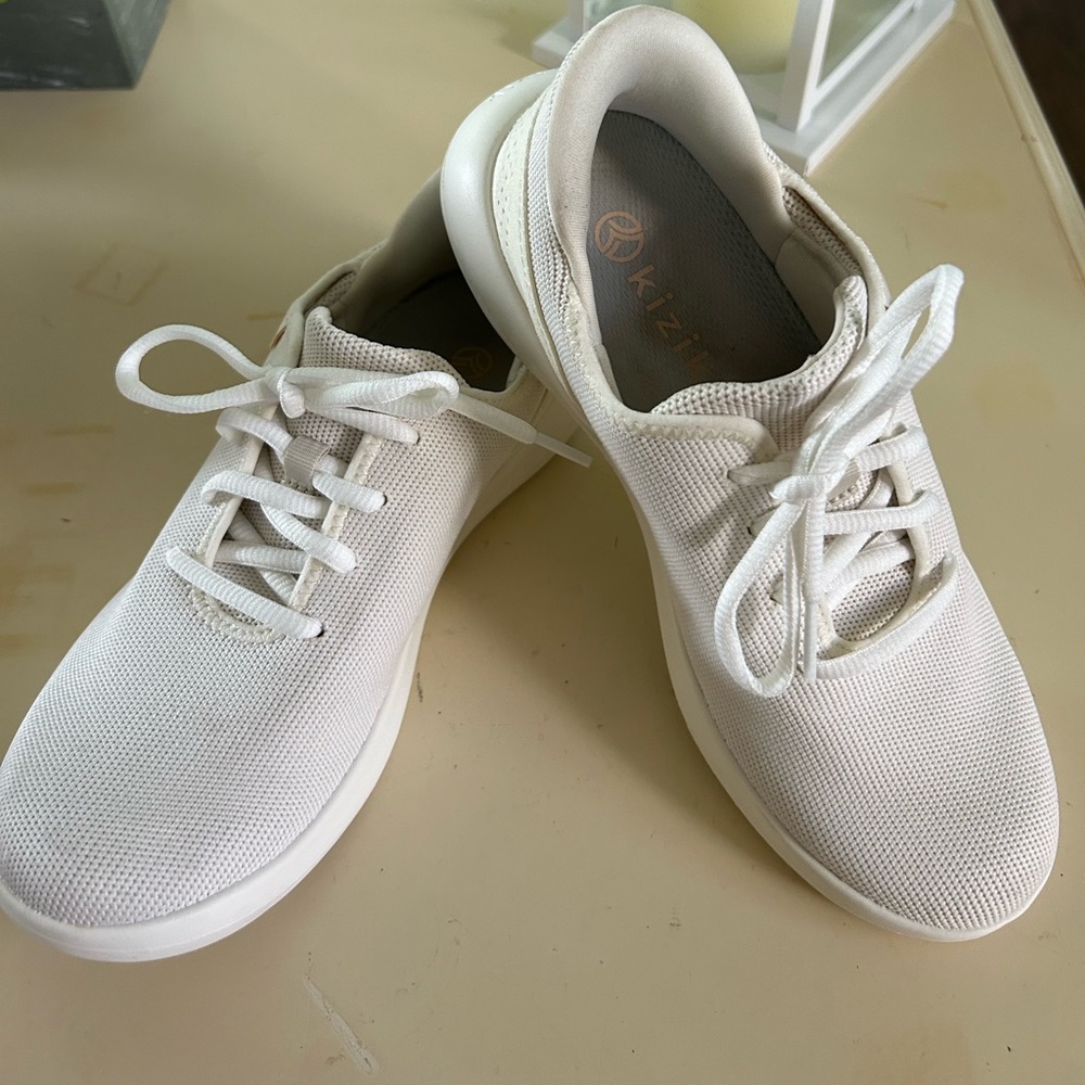 Kizik Women’s Madrid Eco-Knit Lace up Sneaker Color: Marshmallow. Women’s size 7